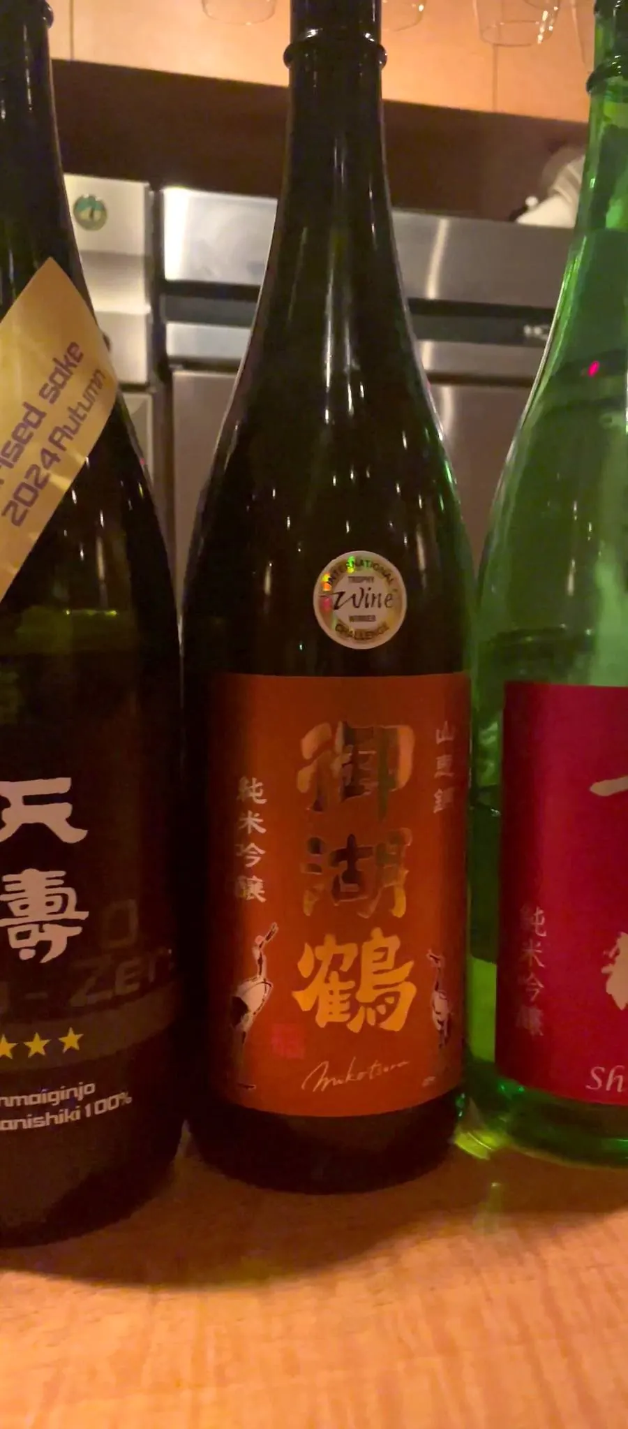 カウンターに並んだ日本酒の瓶